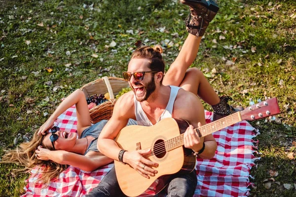 Coppia ridere su un picnic — Foto Stock