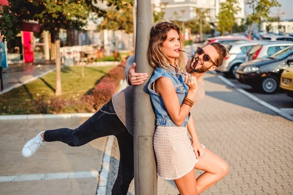 Uomo cercando di divertire la fidanzata in strada — Foto Stock
