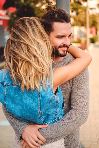 Muž objímá svou přítelkyni na ulici — Stock fotografie
