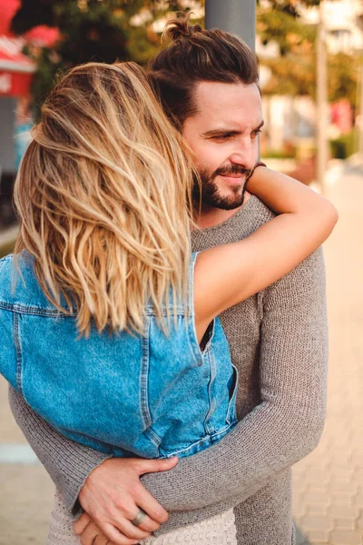 Uomo abbracciare la sua ragazza in strada — Foto Stock