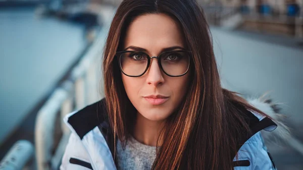 Retrato de una chica con gafas en un muelle — Foto de Stock