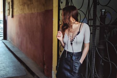 Güzel kız onun arkasında sıkışarak arıyorsunuz