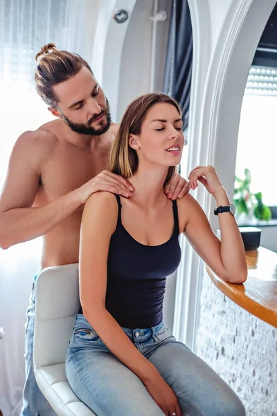 Namorado massageando seus ombros namoradas — Fotografia de Stock