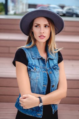 Kız dışarıda tek başına ayakta dışarı vurguladı