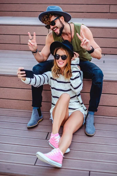 Hipster çift alarak selfie merdivenlerde — Stok fotoğraf