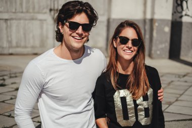 Onun kız arkadaşı sarılma ve kameraya gülümseyen adam