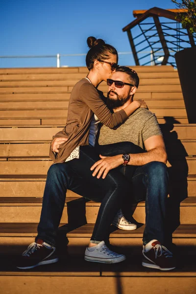 彼氏の膝の上に座っていると、彼はキスのガール フレンド — ストック写真