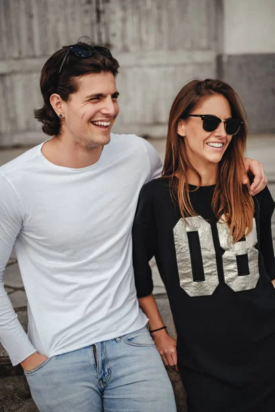 Man hugging his girlfriend outside and they are both smiling — Stock Photo, Image