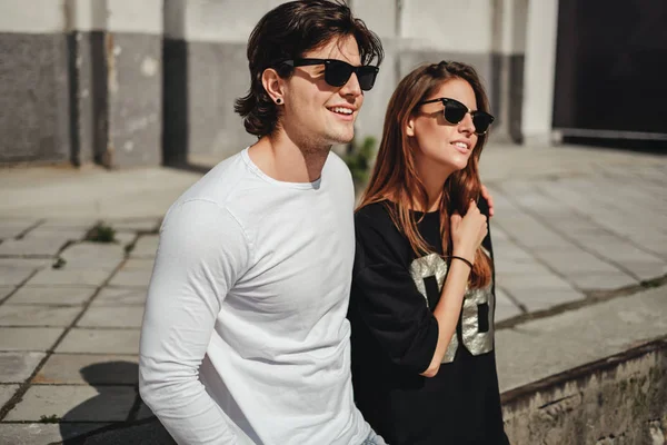 Man hugging his girlfriend and they are enjoying the sun — Stock Photo, Image