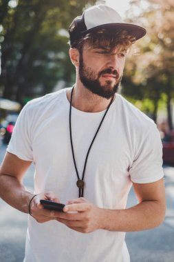 Üzgün adam cep telefonu dışında holding