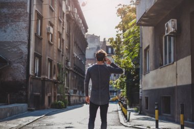 Sokakta telefonda konuşurken hipster