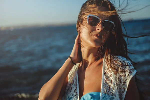 Chica disfrutando de una brisa en la playa —  Fotos de Stock