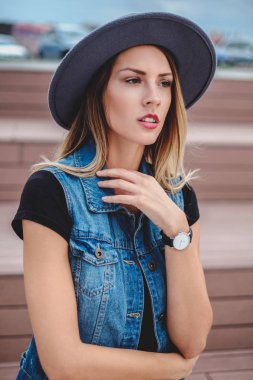 Gözlerinde hüzün hipster kızla