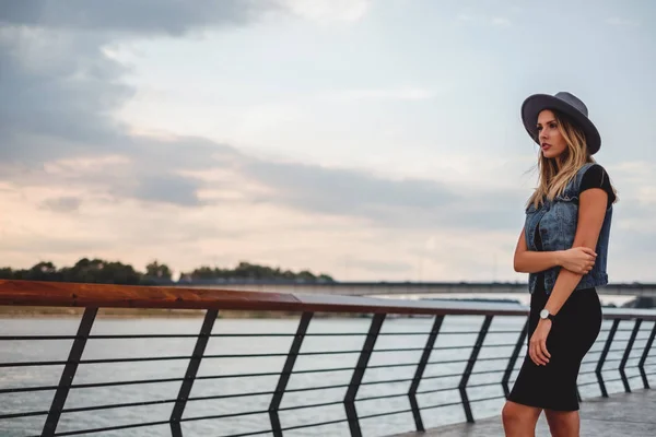 Ragazza hipster guardando il tramonto sul fiume da solo — Foto Stock