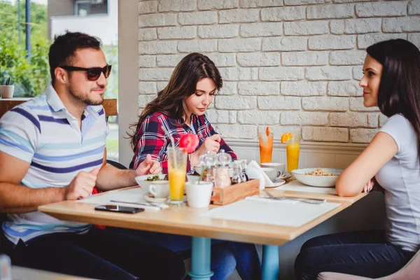Девушка обедает со своими друзьями в ресторане — стоковое фото
