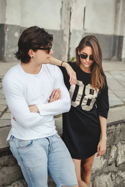 Cool couple posing outside — Stock Photo, Image