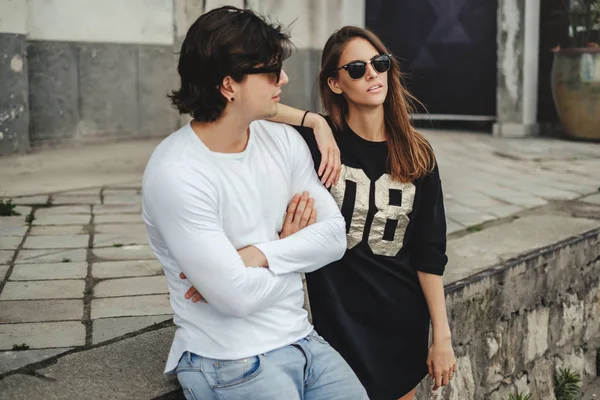 Couple enjoying being outside on a summer day — Stock Photo, Image