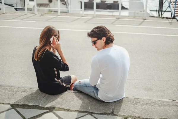 Menina falando no telefone celular enquanto namorado espera — Fotografia de Stock