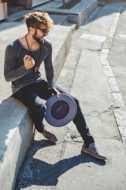 Neşeyle yumruk tutarak ve tarafına bakarak hipster