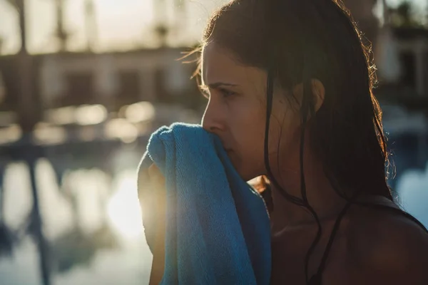 Chica limpiando la cara con toalla junto a la piscina —  Fotos de Stock