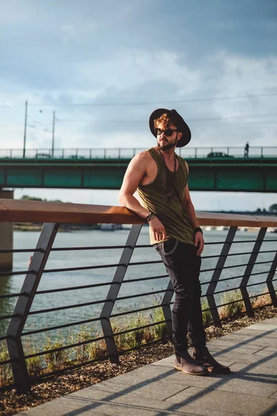 Hipster άνθρωπος στέκεται δίπλα στον ποταμό και να απολαύσετε τον ήλιο — Φωτογραφία Αρχείου