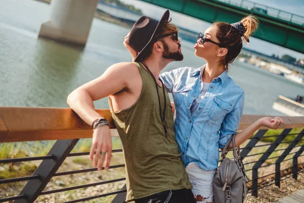 Coppia urbana che va a baciarsi vicino al fiume — Foto Stock