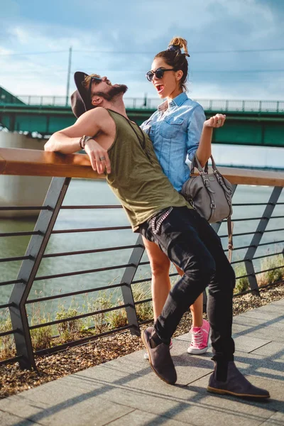 Városi pár szórakozik a folyó — Stock Fotó