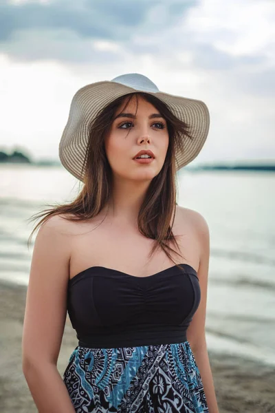 Chica caminando en la playa en un día nublado — Foto de Stock