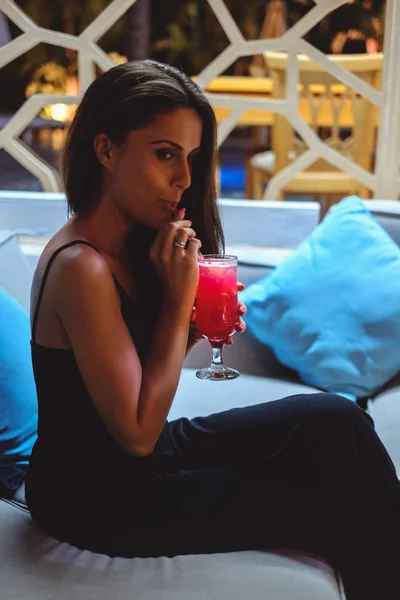 Mooi meisje zit in de bar en cocktail drinken — Stockfoto
