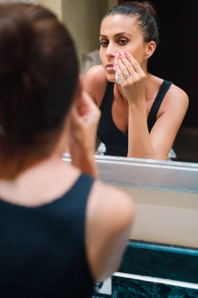 Chica de limpieza de maquillaje con un pañuelo en el baño — Foto de Stock