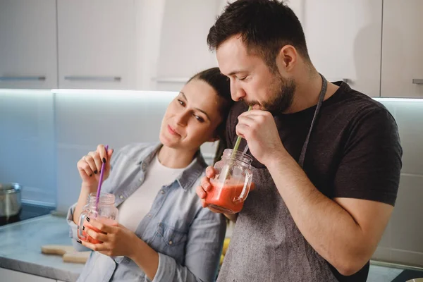 Casal apaixonado bebendo smoothie do frasco — Fotografia de Stock