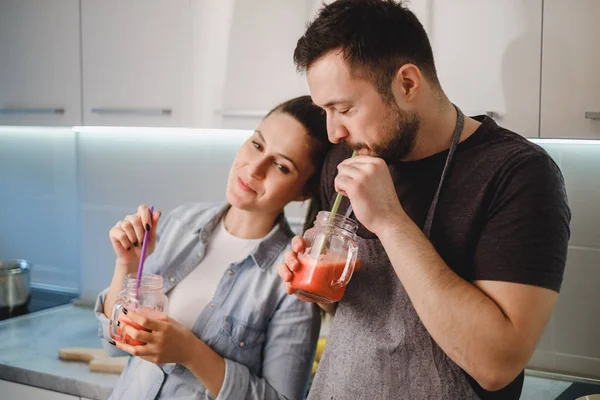 Coppia innamorata bere frullato dal barattolo — Foto Stock