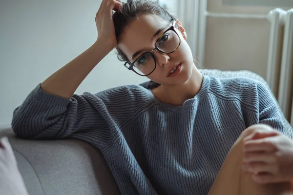 Vacker flicka med glasögon tittar in en kamera — Stockfoto