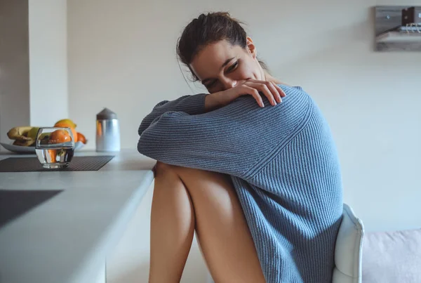 Sexy meisje zittend op bar stoel en glimlachen — Stockfoto