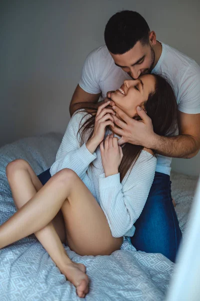 Adam öpüşme kız alnından yatak