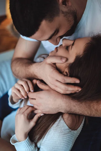 Par går för en kyss och kramas — Stockfoto