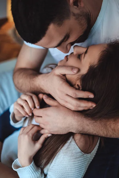 Coppia andando per un bacio e abbracci — Foto Stock