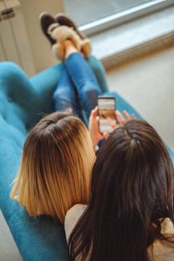 Kızlar eğleniyor bir cep telefonu