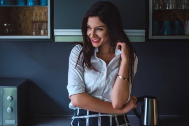 Mutfak tezgah eğilerek ve gülümseyen kız