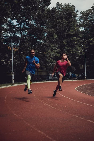 Dos hombre atlético corriendo rápido al aire libre —  Fotos de Stock