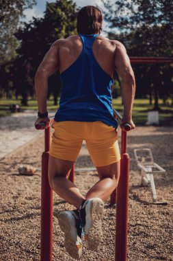 Parkta yüzen kaslı bir sporcu.