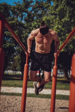 Sakallı adam daldırıyor ve aşağıya bakıyor.