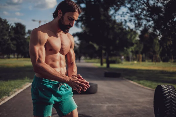 Muskulöser Mann bereitet sich auf Outdoor-Training vor — Stockfoto