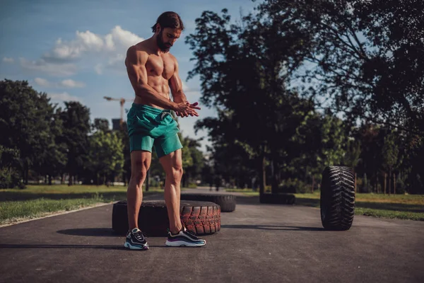 Hombre atlético preparándose para el entrenamiento al aire libre —  Fotos de Stock