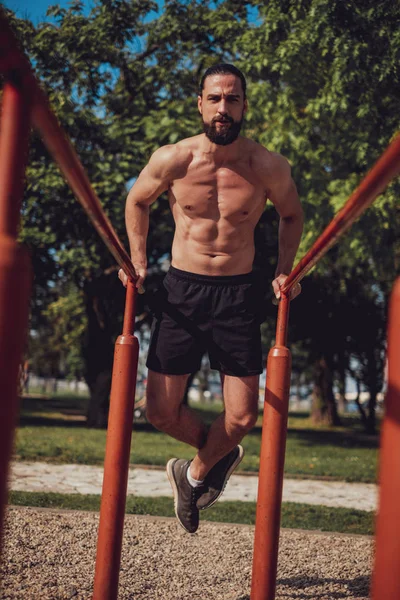 Hombre barbudo haciendo salsas y mirando a la cámara —  Fotos de Stock