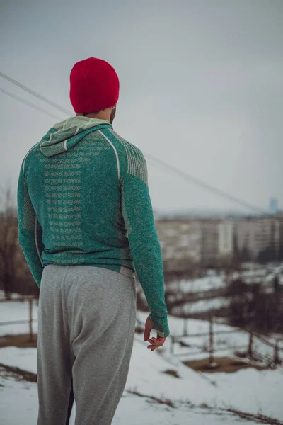 Homem de fitness em pé ao ar livre olhando para a paisagem urbana — Fotografia de Stock