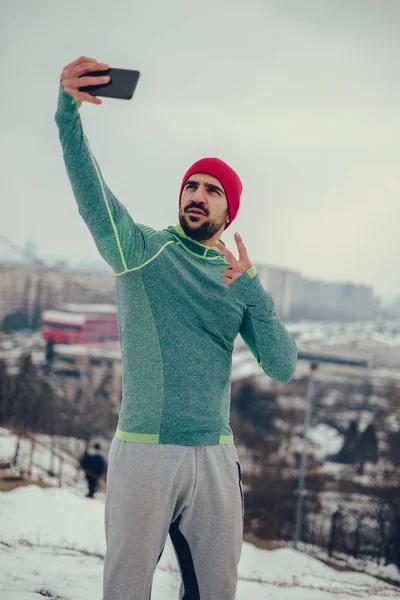 Barbudo atlético tomando selfie con paisaje urbano en el backgro —  Fotos de Stock