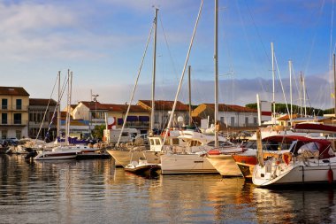 Şafak vakti limanda