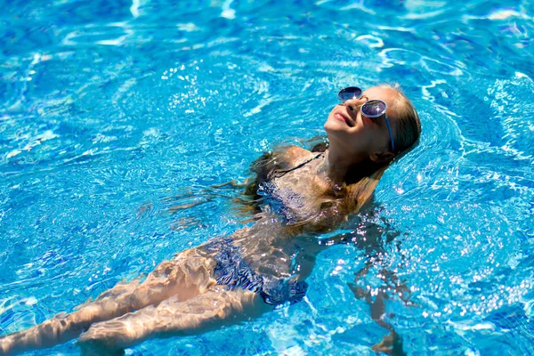Portret Szczęśliwej Dziewczyny Pływającej Basenie — Zdjęcie stockowe