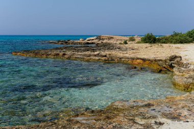 Kıbrıs sahilinde berrak su